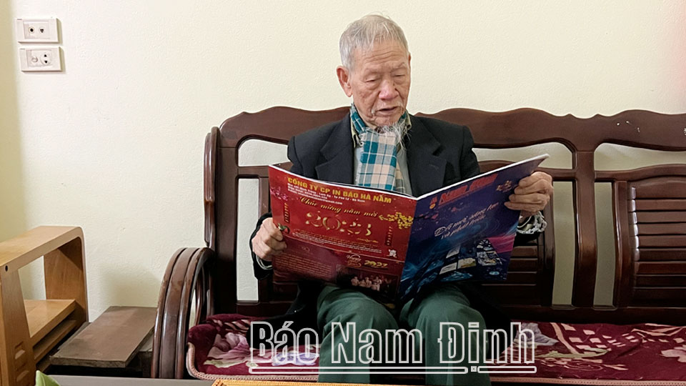 Cựu chiến binh Bùi Xuân Thủy, số nhà 166, đường Phù Nghĩa (thành phố Nam Định) thường xuyên đọc báo, cập nhật tin tức.