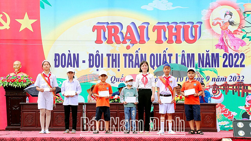 Hội Phụ nữ thị trấn Quất Lâm (Giao Thủy) trao học bổng Hoàng Ngân cho học sinh đạt thành tích cao trong học tập.
Bài và ảnh: Hoa Quyên