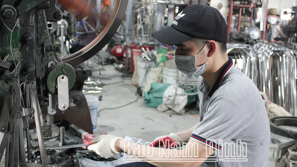Sản xuất sản phẩm cơ khí tại Công ty TNHH Hiền Hoa, Cụm công nghiệp Xuân Tiến.