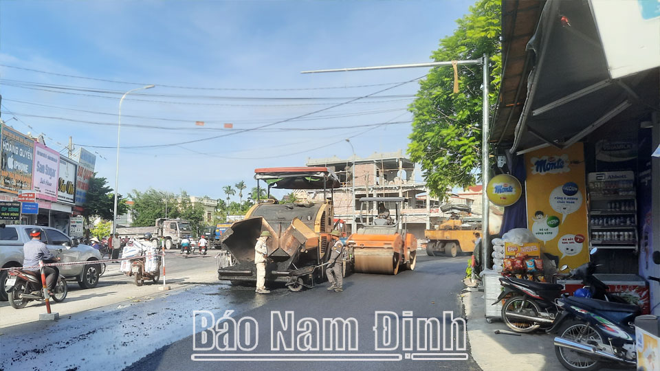 Cải tạo, nâng cấp mặt đường giao thông khu vực chợ Cầu Đôi, thị trấn Yên Định góp phần kiềm chế, kéo giảm tai nạn giao thông.