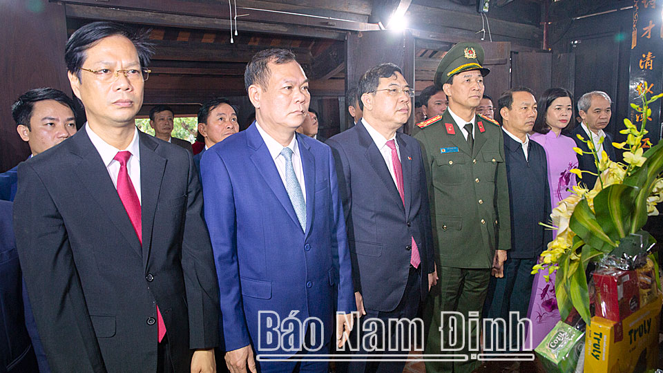 Các đồng chí lãnh đạo tỉnh dâng hương tại Nhà lưu niệm Tổng Bí thư Trường Chinh.