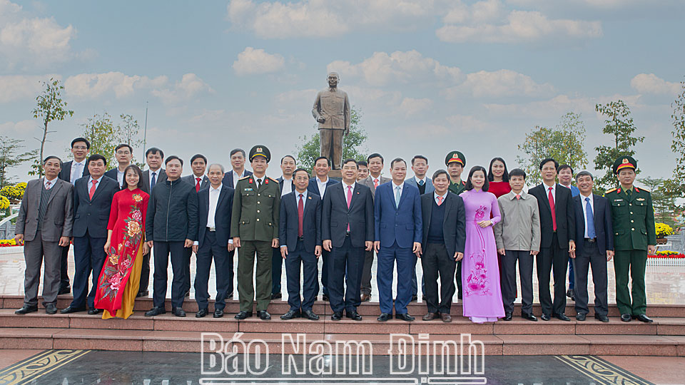 Các đồng chí lãnh đạo tỉnh chụp ảnh lưu niệm tại tượng đài Tổng Bí thư Trường Chinh.