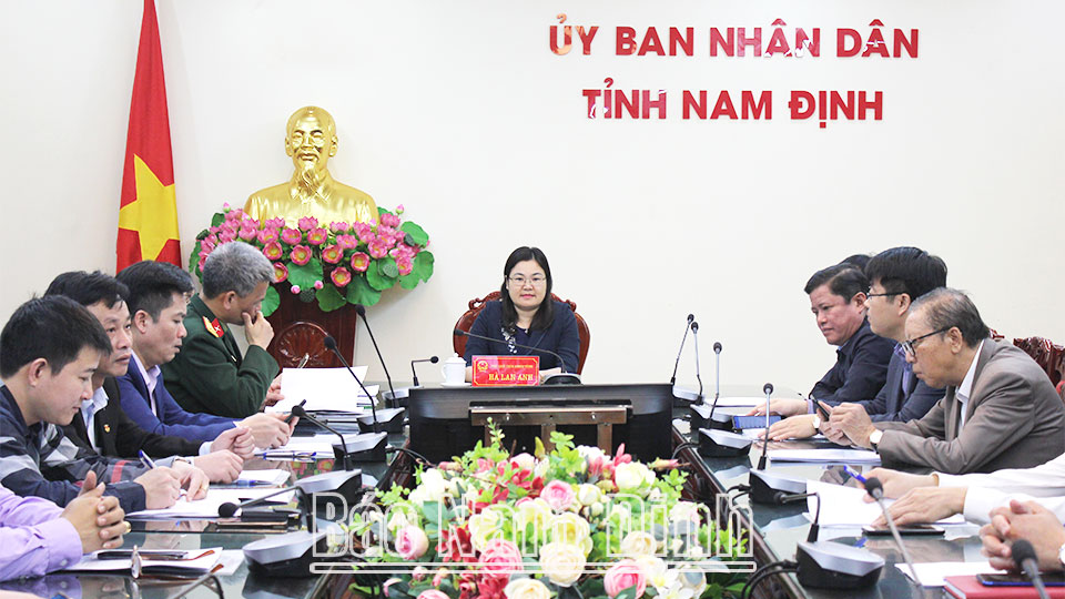 Đồng chí Hà Lan Anh, TUV, Phó Chủ tịch UBND tỉnh, Phó Trưởng Ban Thường trực Ban ATGT tỉnh và các đại biểu dự hội nghị tại điểm cầu tỉnh Nam Định.