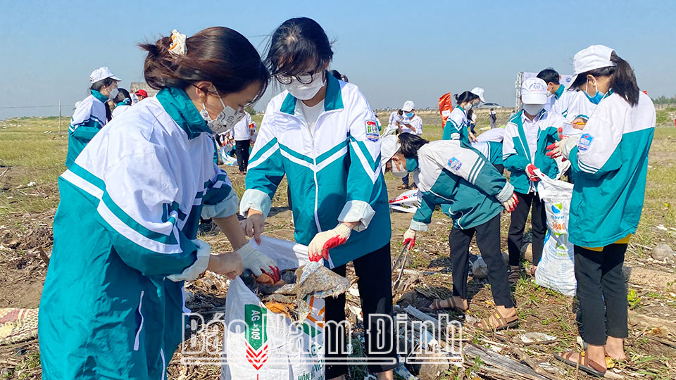 Học sinh Trường THCS Bạch Long (Giao Thủy) tham gia thu gom rác thải xung quanh nơi sinh sống.
Bài và ảnh: Thanh Thúy