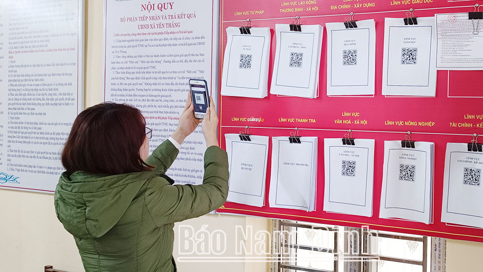 Người dân tra cứu thủ tục hành chính qua hình thức quét mã QR code tại trụ sở UBND xã Yên Thắng (Ý Yên).