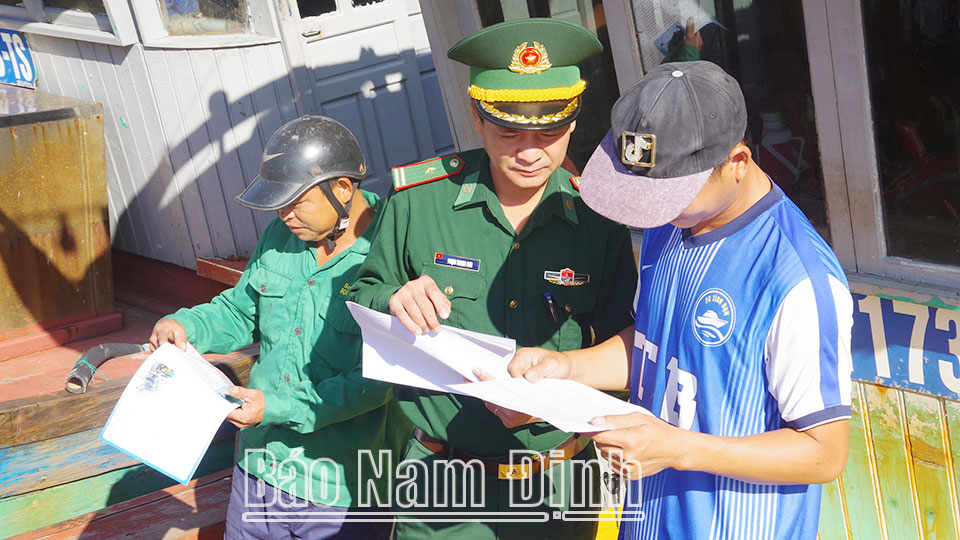 Cán bộ, chiến sĩ Đồn Biên phòng Quất Lâm (Giao Thủy) tuyên truyền pháp luật đến ngư dân trong hoạt động khai thác thủy, hải sản.