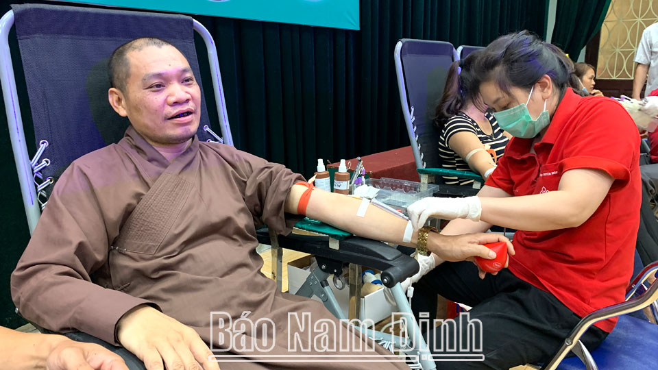 Sư ông Thích Thanh Hải, trụ trì chùa Đàm Linh, thôn Tống Xá, thị trấn Lâm (Ý Yên) tham gia hiến máu nhân đạo do Hội Chữ thập đỏ phát động.