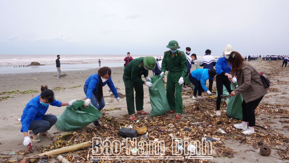 Đoàn Thanh niên xã Hải Lý phối hợp với câu lạc bộ tình nguyện xanh, sinh viên tình nguyện Trường Đại học Phenikaa (Hà Nội), chi Đoàn Đồn Biên phòng Văn Lý và liên đội trường THCS làm vệ sinh tuyến đê biển trên địa bàn xã.