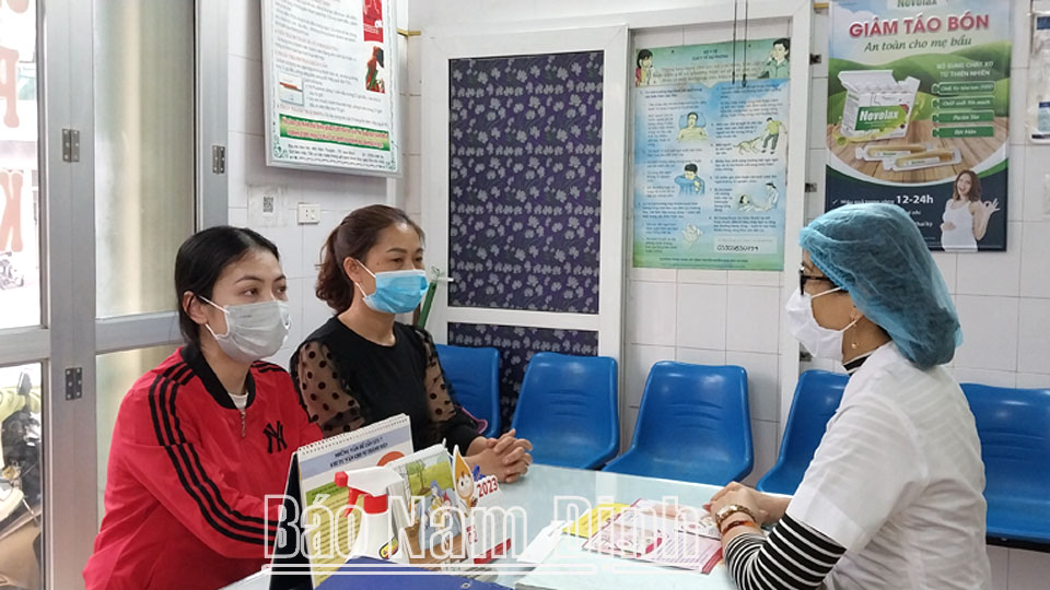 Cán bộ Trung tâm Y tế thành phố Nam Định tư vấn về chăm sóc sức khỏe sinh sản cho phụ nữ.