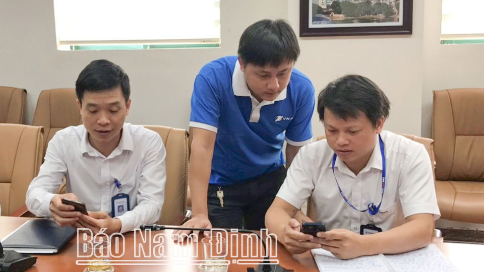 Cán bộ VNPT Nam Định tập huấn hướng dẫn cài đặt ứng dụng VNPT Money cho cán bộ, nhân viên Công ty Điện lực Nam Định.
