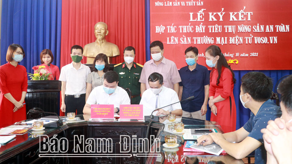 Lễ ký kết hợp tác đưa nông sản an toàn lên sàn giao dịch thương mại điện tử Voso giữa Sở Nông nghiệp và Phát triển nông thôn với Viettel Nam Định.