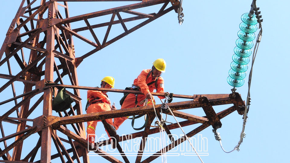 Công nhân Công ty Điện lực Nam Định sửa chữa hệ thống điện tại Trạm biến áp 110kV Trình Xuyên (Vụ Bản).