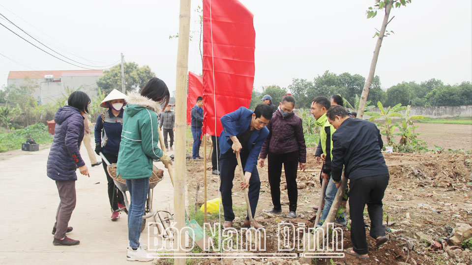 Hội viên nông dân xã Tân Thành (Vụ Bản) tham gia trồng cây hưởng ứng phong trào “Tết trồng cây đời đời nhớ ơn Bác Hồ”.