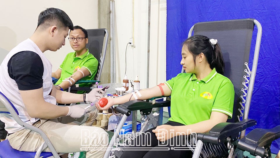 Cán bộ ngành y tế tham gia hiến máu trong Ngày hội Giọt hồng blouse trắng

