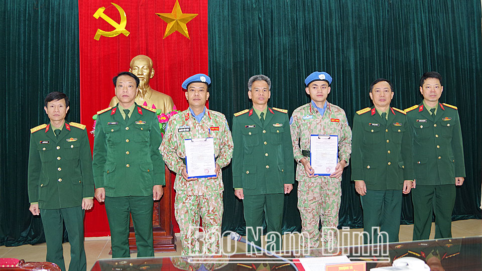 Lãnh đạo Bộ Chỉ huy Quân sự tỉnh và các cơ quan chức năng của tỉnh Nam Định trao quyết định và động viên 2 quân nhân tham gia lực lượng gìn giữ hòa bình Liên hợp quốc.
