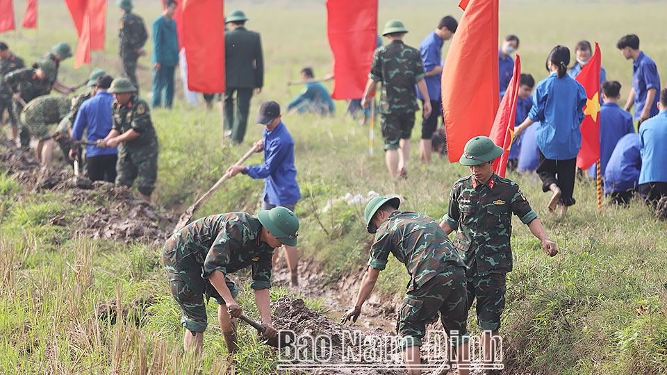 Lực lượng vũ trang thành phố Nam Định phối hợp với địa phương ra quân nạo vét kênh mương nội đồng tại tổ dân phố 2, phường Lộc Hòa.