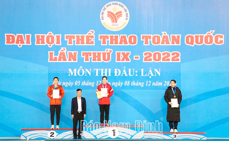 Nguyễn Thị Thảo đoạt Huy chương Vàng nội dung lặn 50m chân vịt đôi nữ tại Đại hội Thể thao toàn quốc lần thứ IX-2022.
Ảnh: Do cơ sở cung cấp