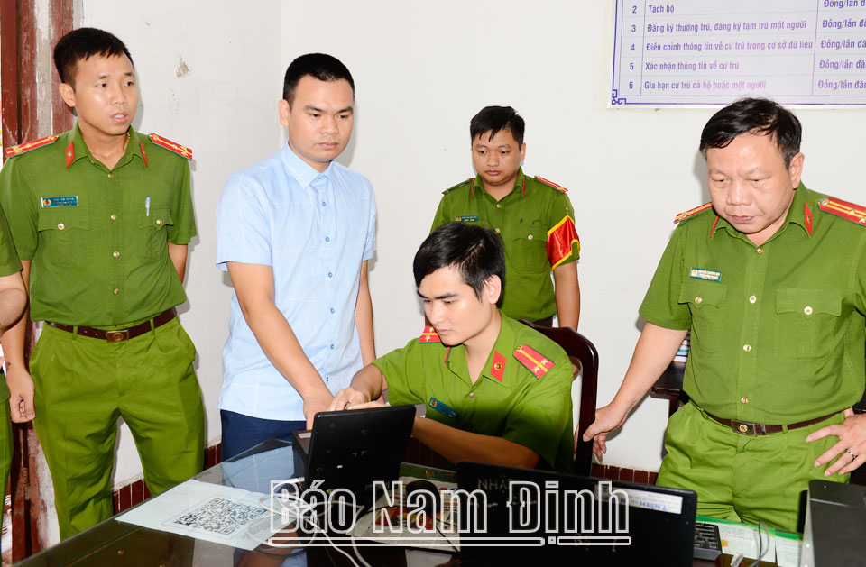 Lực lượng Công an thực hiện cấp căn cước công dân gắn chíp điện tử và tài khoản định danh điện tử cho người dân thị trấn Ninh Cường (Trực Ninh).