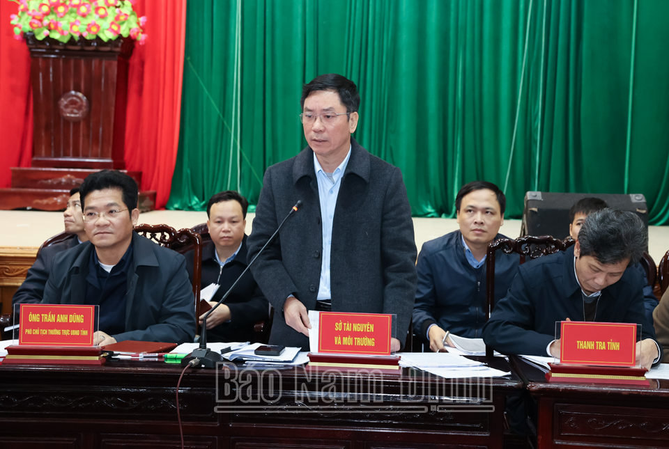 Đồng chí Phạm Văn Sơn, TUV, Giám đốc Sở Tài nguyên -Môi trường phát biểu một số ý kiến liên quan đến lĩnh vực đất đai. 