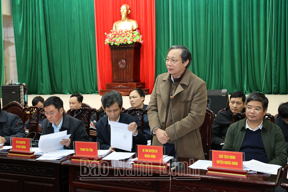 Đồng chí Sái Hồng Thanh, TUV, Bí thư Huyện ủy, Chủ tịch HĐND huyện Nghĩa Hưng trả lời một số ý kiến của nhân dân liên quan đến khu vực đất Cồn Xanh. 