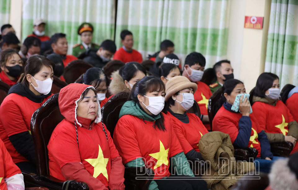 Các hộ dân Khu vực Cồn Xanh, huyện Nghĩa Hưng tham gia buổi đối thoại.