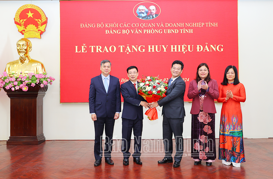 Ban Cán sự Đảng UBND tỉnh tặng hoa chúc mừng đồng chí Chủ tịch UBND tỉnh Phạm Đình Nghị. 
