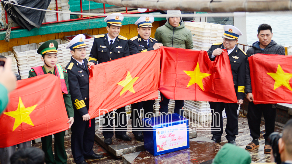 Lãnh đạo Bộ Tư lệnh Vùng 1 Hải quân tặng Cờ Tổ quốc cho ngư dân.