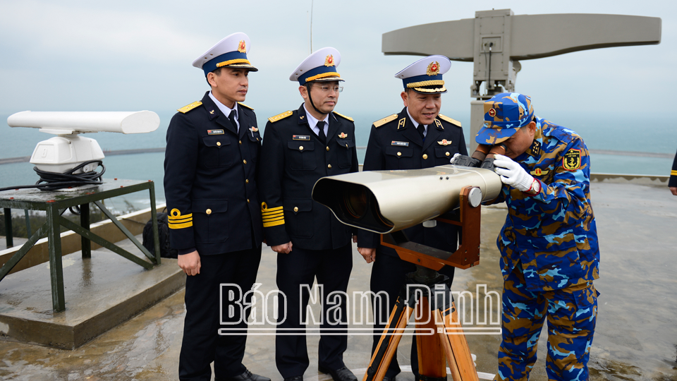 Đồng chí Chuẩn đô đốc Trần Xuân Văn, 
Bí thư Đảng ủy, Chính ủy Vùng 1 Hải quân 
(thứ 3 từ trái sang) kiểm tra nhiệm vụ 
sẵn sàng chiến đấu trên đảo Bạch Long Vĩ.
