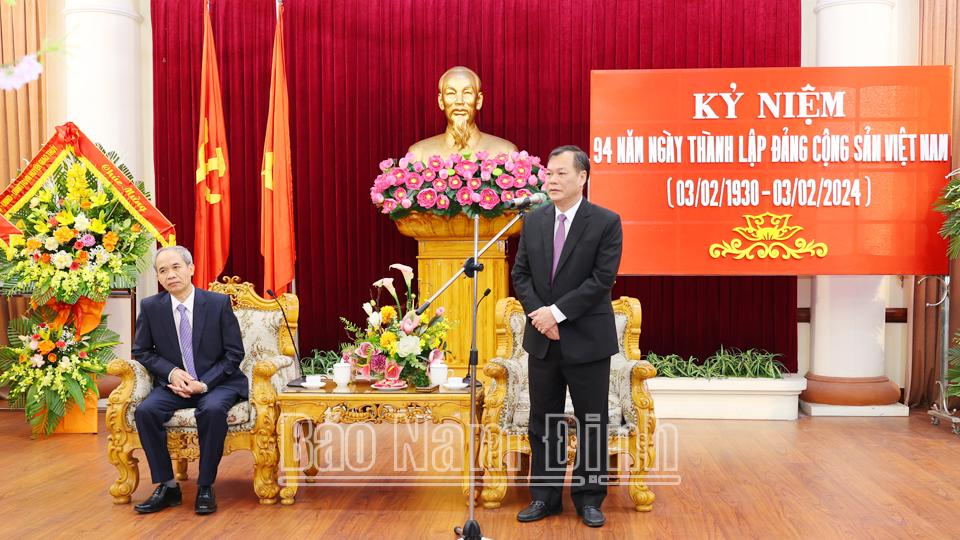 Đồng chí Phó Bí thư Thường trực Tỉnh ủy Lê Quốc Chỉnh phát biểu tại buổi tiếp Đoàn Ủy ban MTTQ và các đoàn thể chính trị - xã hội chúc mừng Tỉnh ủy. 
