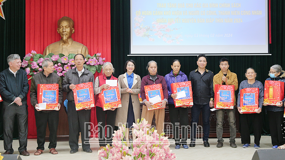 Lãnh đạo Tỉnh Đoàn và nhà tài trợ trao tặng quà cho các gia đình chính sách, người có công, thanh niên công nhân có hoàn cảnh khó khăn tại thành phố Nam Định. 
