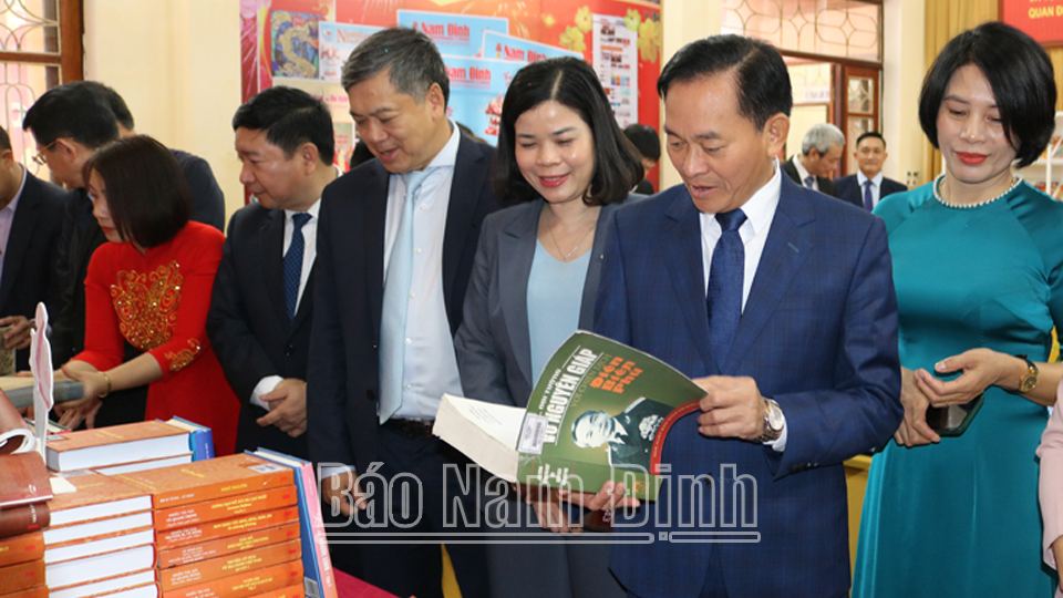 Các đồng chí lãnh đạo tỉnh tham quan gian trưng bày mô hình sách chủ đề “Niềm tự hào của dân tộc Việt Nam” nhân dịp kỉ niệm 70 năm Chiến thắng Điện Biên Phủ (7-5-1954 - 7-5-2024). 
