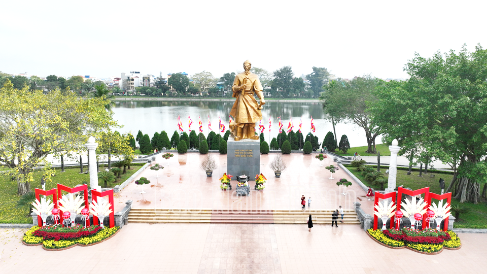 Khu vực Tượng đài Quốc công Tiết chế Hưng Đạo Đại vương Trần Quốc Tuấn (thành phố Nam Định).
Ảnh: Viết Dư