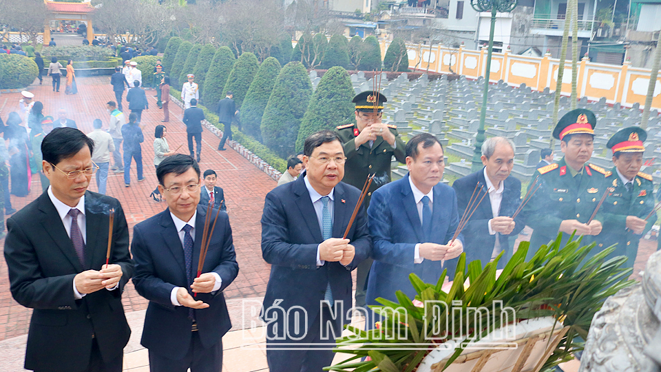 Các đồng chí lãnh đạo tỉnh dâng hương tưởng nhớ công lao các Anh hùng Liệt sĩ tại Nghĩa trang Liệt sĩ thành phố Nam Định.
            