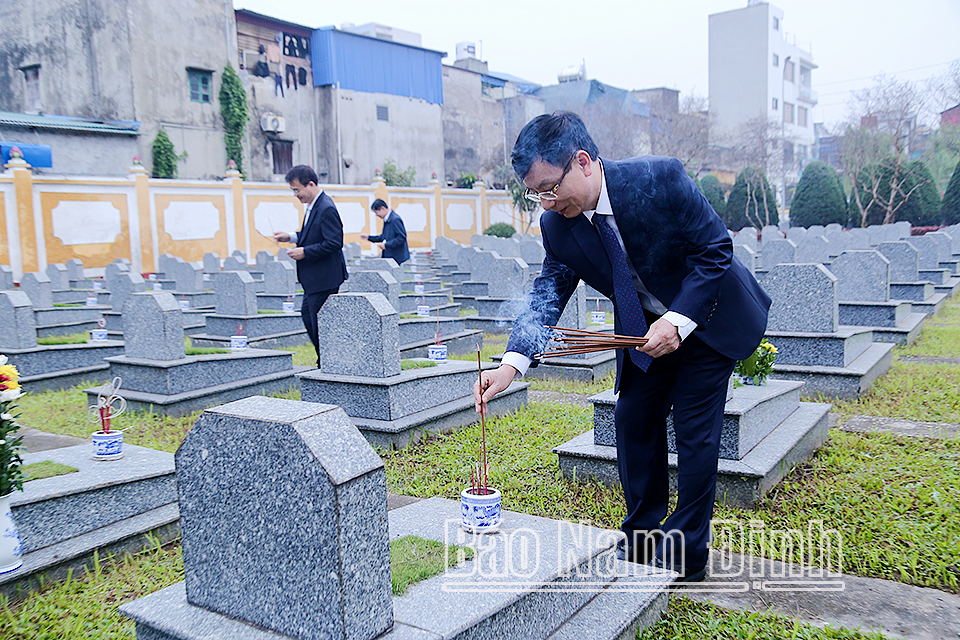 Đồng chí Phạm Đình Nghị, Phó Bí thư Tỉnh ủy, Chủ tịch UBND tỉnh thắp hương phần mộ các Anh hùng Liệt sĩ tại Nghĩa trang Liệt sĩ thành phố Nam Định.
            