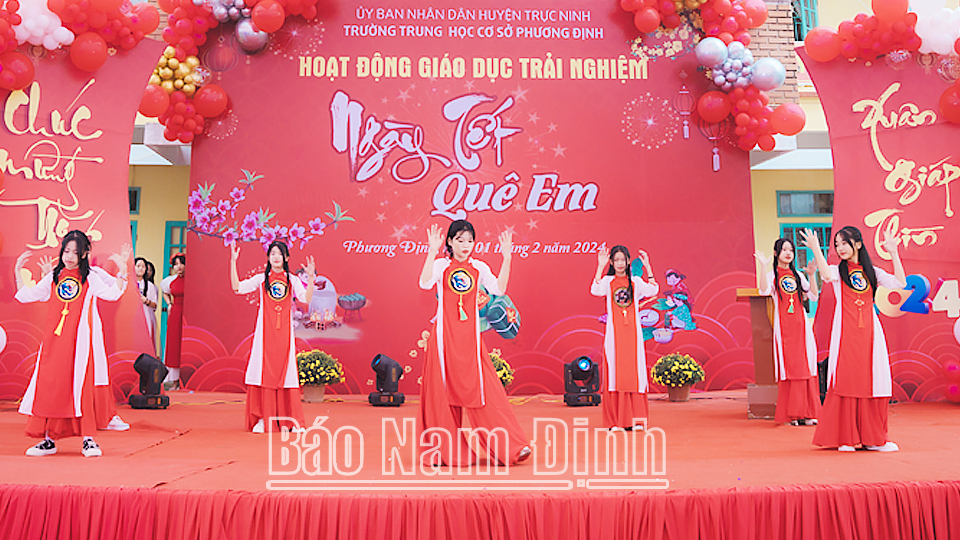 Văn nghệ biểu diễn trải nghiệm “ngày Tết quê em” của học sinh trường THPT Phương Định (Trực Ninh).
