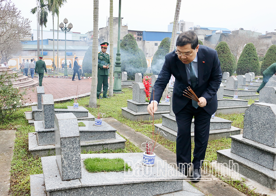 Đồng chí Phạm Gia Túc, Ủy viên BCH Trung ương Đảng, Bí thư Tỉnh ủy thắp hương tưởng nhớ các Anh hùng Liệt sĩ tại Nghĩa trang Liệt sĩ thành phố Nam Định.
            