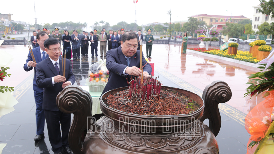 Đồng chí Bí thư Tỉnh ủy Phạm Gia Túc dâng hương Tổng Bí thư Trường Chinh. 
