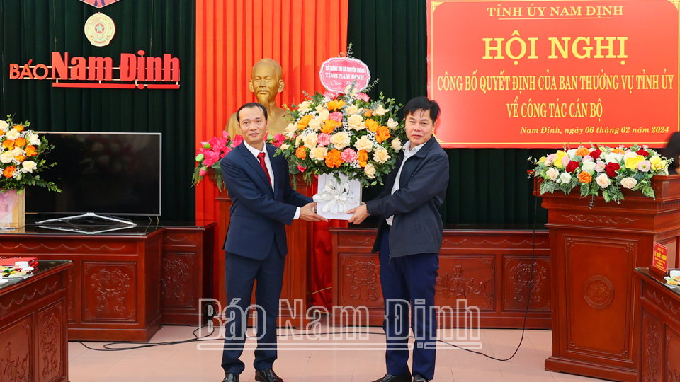 Đồng chí Giám đốc Sở Thông tin và Truyền thông Vũ Trọng Quế tặng hoa chúc mừng đồng chí Tổng Biên tập Báo Nam Định Phạm Văn Trường.
            