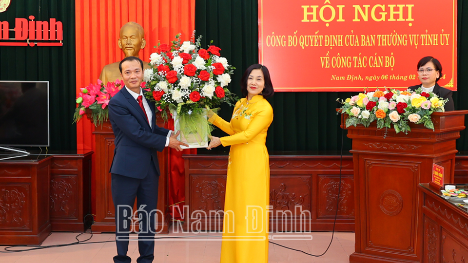 Đồng chí Giám đốc Đài Phát thanh và Truyền hình tỉnh Hoàng Thị Hoài Phương tặng hoa chúc mừng đồng chí Tổng Biên tập Báo Nam Định Phạm Văn Trường.
            