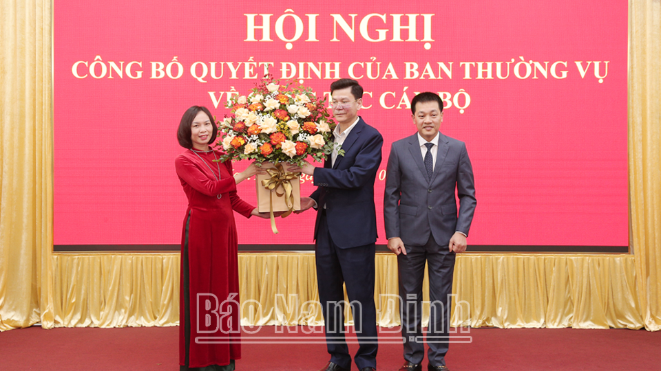 Đại diện các ban Đảng tặng hoa chúc mừng 2 đồng chí Tân Phó Chánh Văn phòng Khúc Thành Trung và đồng chí Nguyễn Thị Thanh Xuân.
            