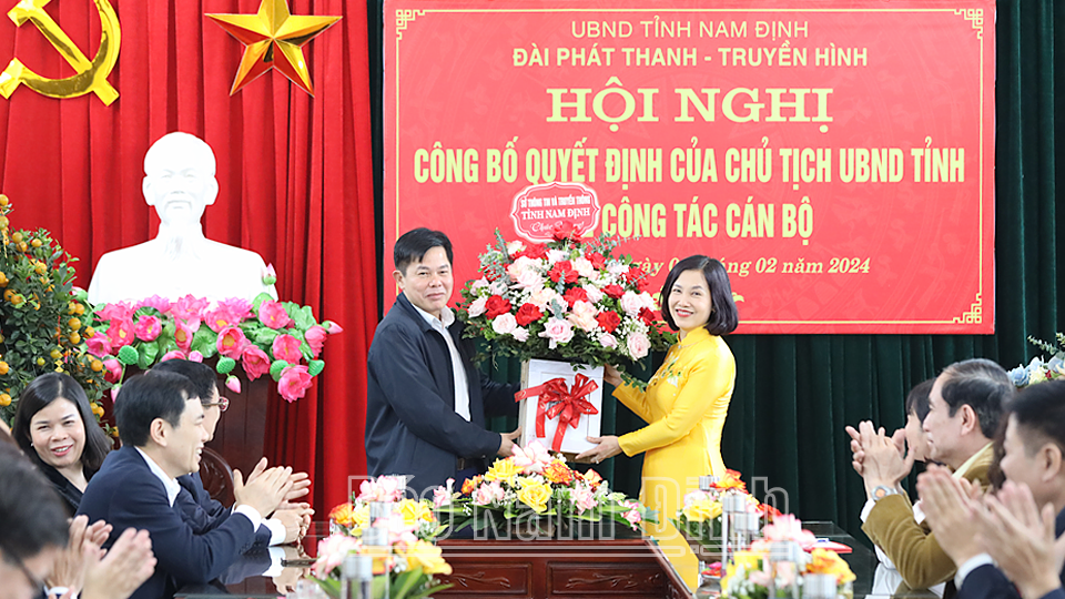 Đồng chí Vũ Trọng Quế, TUV, Giám đốc Sở Thông tin và Truyền thông tặng hoa chúc mừng tân Giám đốc Đài Phát thanh và Truyền hình tỉnh Hoàng Thị Hoài Phương.
            