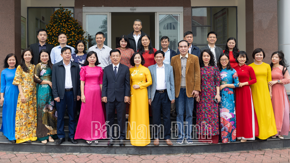 Đồng chí Chủ tịch UBND tỉnh Phạm Đình Nghị chụp ảnh lưu niệm với các đại biểu và lãnh đạo, cán bộ, phóng viên Đài Phát thanh và Truyền hình tỉnh.
            