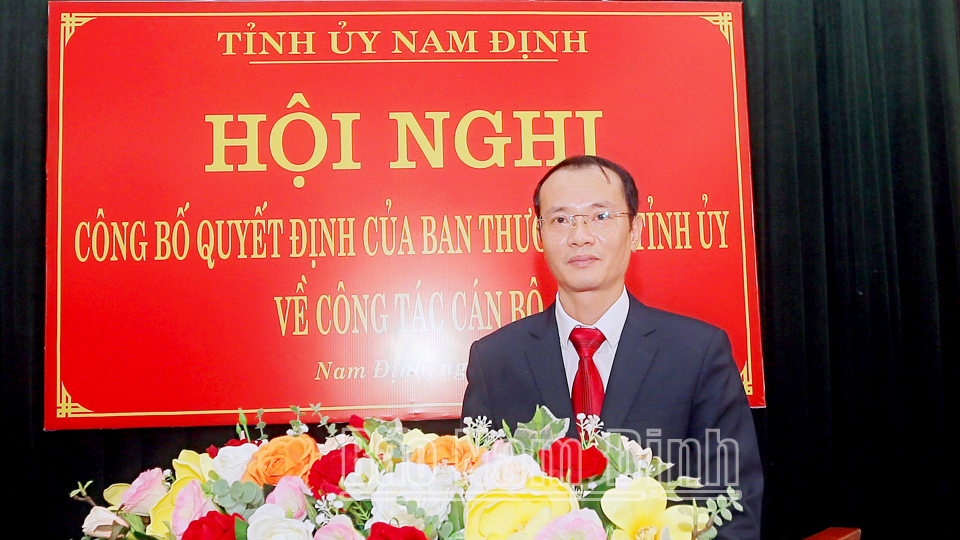 Đồng chí Tổng biên tập Báo Nam Định Phạm Văn Trường phát biểu nhận nhiệm vụ mới.