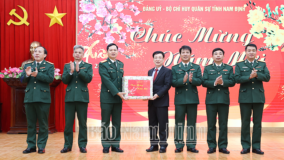 Đồng chí Chủ tịch UBND tỉnh Phạm Đình Nghị tặng quà chúc Tết cán bộ, chiến sĩ Bộ CHQS tỉnh.
            