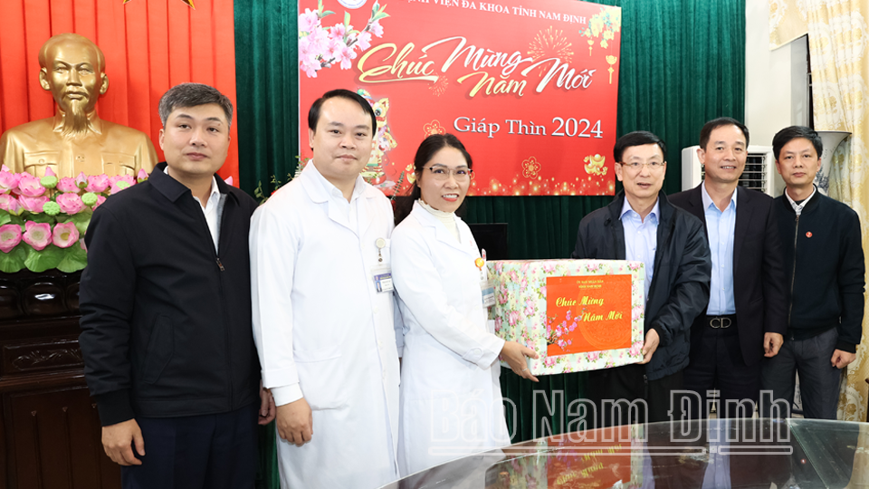 Đồng chí Chủ tịch UBND tỉnh Phạm Đình Nghị tặng quà chúc Tết cán bộ, y, bác sĩ,người lao động Bệnh viện Đa khoa tỉnh. 
