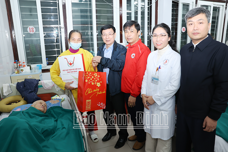 Đồng chí Chủ tịch UBND tỉnh Phạm Đình Nghị tặng quà chúc Tết bệnh nhân đang điều trị tại Bệnh viện Đa khoa tỉnh.
            