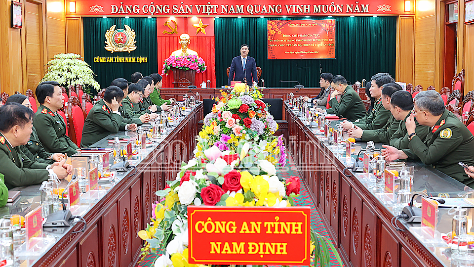 Đồng chí Bí thư Tỉnh ủy Phạm Gia Túc phát biểu chúc Tết các lực lượng Công an tỉnh.