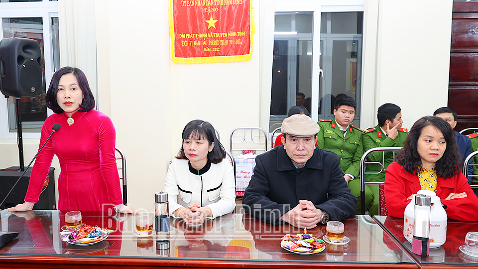 Đồng chí Giám đốc Đài Phát thanh và Truyền hình tỉnh Hoàng Thị Hoài Phương báo cáo tình hình hoạt động của đơn vị với đồng chí Bí thư Tỉnh ủy. 
