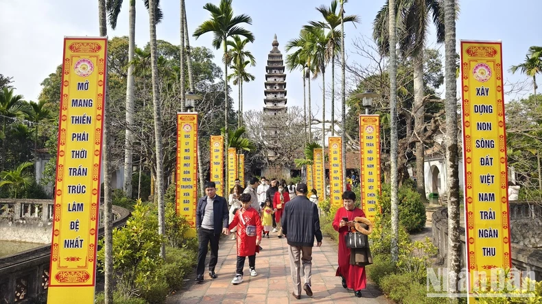 Chùa Phổ Minh, công trình thuộc Di tích quốc gia đặc biệt Đền Trần-Chùa Tháp đón rất đông người dân đến du xuân, cầu bình an.

