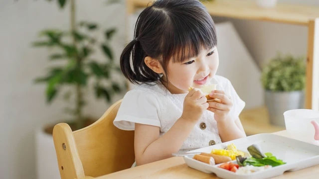 Trong dịp Tết, nên duy trì cho trẻ ngày 3 bữa ăn chính và 2 bữa ăn phụ.